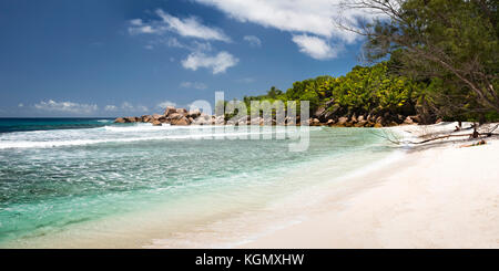 Die Seychellen, La Digue, Anse Cocos, Touristen Sonnenbaden auf idyllischen tropischen Strand Stockfoto