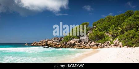 Die Seychellen, La Digue, Petit Anse, Strand, erodiert Granit Felsen im Meer, Panoramablick Stockfoto