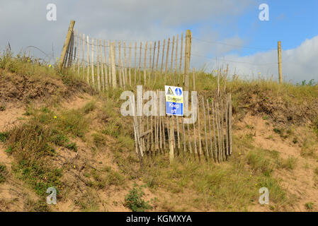 Warnhinweis zu einem eingezäunt Gefahr in der Sanddünen. Stockfoto