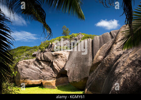Die Seychellen, La Digue, Grand Anse, erodiert Granit Felsen auf dem Hügel hinter dem Strand Stockfoto