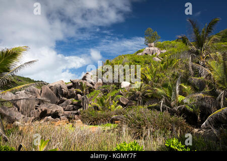 Die Seychellen, La Digue, Grand Anse, erodiert Granit Felsen auf dem Hügel hinter dem Strand Stockfoto