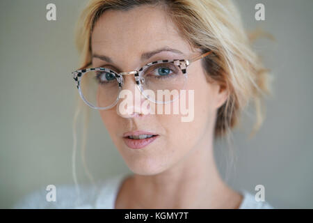 Portrait der schönen blonden Frau mit Brille, isoliert Stockfoto