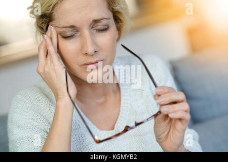 Portrait von mittlerem Alter blonde Frau mit Migräne Stockfoto