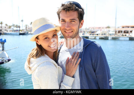Portrait von fröhlichen Paar bereit, auf Segelboot für Kreuzfahrten zu erhalten Stockfoto