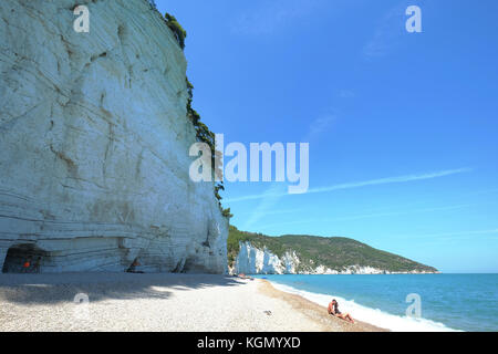 Vignanotica Bay, Küste zwischen Mattinata und Vieste, Gargano Promontory Nationalpark Gargano, Apulien, Italien Stockfoto