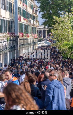 Korfu, Griechenland - 14. April 2017: Tausende Menschen in die Stadt Korfu Griechenland sammeln für das Osterfest. Korfu ist das oberste Ziel für Ostern. Stockfoto