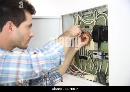 Elektriker zur Festsetzung Kabel im elektrischen Feld Stockfoto