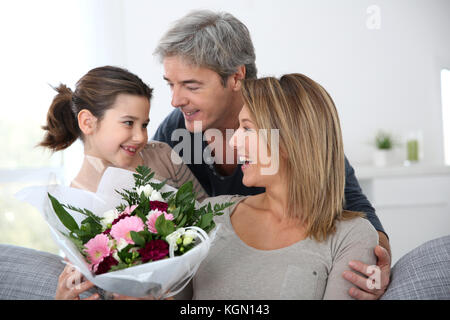 Familie feiern Muttertag mit Blumen Stockfoto