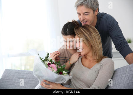 Familie feiern Muttertag mit Blumen Stockfoto