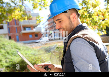 Bauleiter mit Tablet-PC auf der Baustelle Stockfoto
