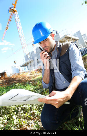 Bauleiter mit walkie-talkie vor Ort Stockfoto