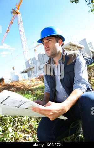 Bauleiter mit walkie-talkie vor Ort Stockfoto