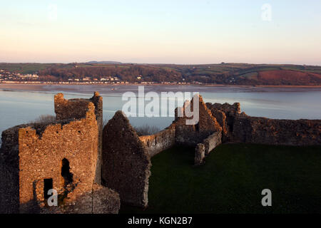 Kidwelly Castle (walisisch: Castell cydweli), einer normannischen Burg mit Blick auf den Fluss und die Stadt gwendraeth kidwelly, carmarthenshire, Wales. Stockfoto