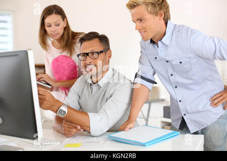 Junge Designer treffen im Büro am Projekt zu arbeiten Stockfoto