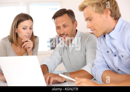 Business Team die am Projekt Stockfoto