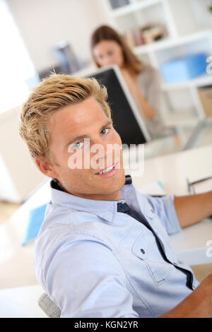 Junge Verkäufer arbeiten im Büro Stockfoto