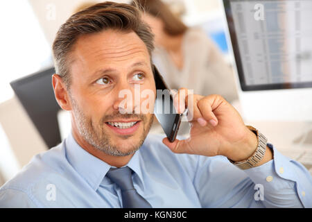 Porträt des Kaufmanns telefonieren mit Handy Stockfoto