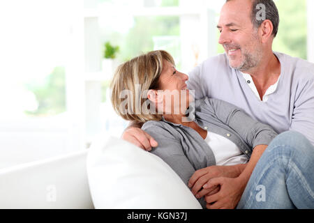 Freundliche senior Paar beim zu Hause Stockfoto