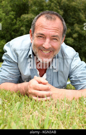 Portrait von älteren Menschen zur donw im Garten Stockfoto