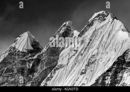 Kantige Spitzen im Langtang, Nepal Stockfoto