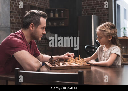 Vater lehre Tochter Schach zu spielen Stockfoto