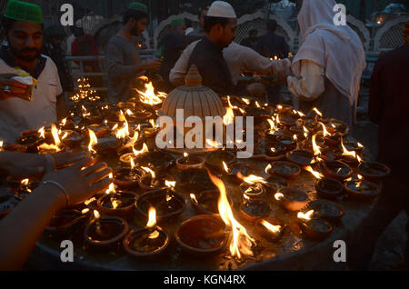 Lahore, Pakistan. 09 Nov, 2017. pakistanischen Gläubigen versammelt Teil religiöse Rituale drei Tage der 974Th urs Feierlichkeiten im Heiligtum von Sufi-heiligen zu nehmen Syed ali bin Usman al-hajvery im Volksmund bekannt als Daten bakhsh Ganj. Drei Tage Feiern der 974th Festival von Sufi-heiligen syed Ali bin Usman al-hajvery im Volksmund bekannt als Data ganj bakhsh mit traditionellen Eifer mit 'chaddar' Grundsteinlegung im Heiligtum begonnen. Millionen von Gläubigen aus der ganzen Welt Besuch im Heiligtum von hazrat Data ganj bakhsh an bhatti Tor in Lahore. Credit: rana sajid Hussain/Pacific Press/alamy leben Nachrichten Stockfoto