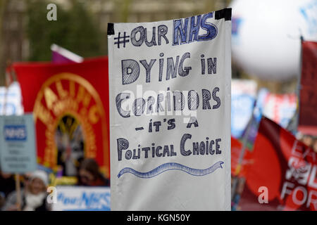 Sterben in Fluren zitat Plakat während unserer NHS Protest Demonstration Kundgebung März gegen angebliche britischen Tory konservative Kürzungen und Privatisierung Pläne Stockfoto