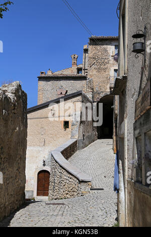 Santo Stefano di Sessanio (L'Aquila), Italien - 25 August 2017 - malerische Gericht im italienischen Dorf. Stockfoto