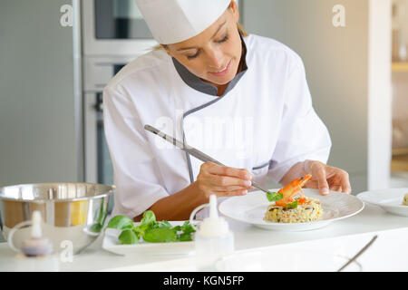 Der Küchenchef bereitet Gericht in professionellen Küche Stockfoto