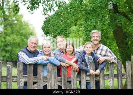 Portrait von Happy Family schiefen auf Zaun Stockfoto