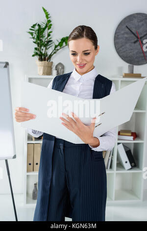 Geschäftsfrau Ordner um: Stockfoto