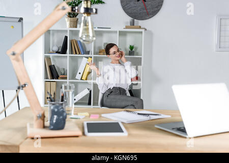 Geschäftsfrau am Telefon sprechen in modernen Büro Stockfoto