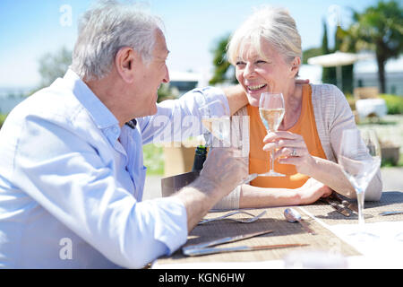 Senior Paar beim Essen im Restaurant im Freien Stockfoto