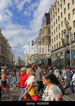 Fußgänger viel befahrenen Straße von Gran Via, Madrid City Centre, Spanien Stockfoto