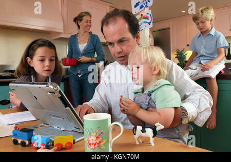Robert Reoch mit Frau Georgina, Theodore, Phyllida und Baby Mungo in Somerset. Stockfoto