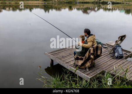 Vater und Sohn Angeln am Pier Stockfoto