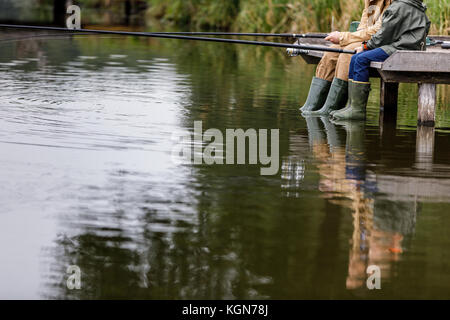 Vater und Sohn angeln auf See Stockfoto