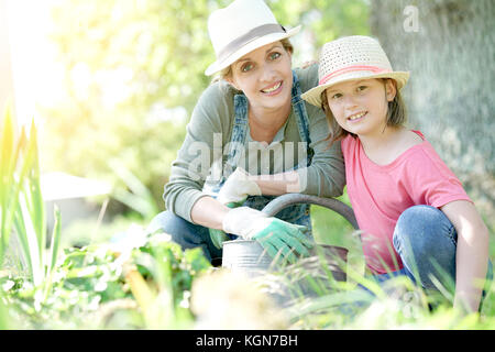 Portrait von Mutter und Tochter im Garten arbeiten zusammen Stockfoto