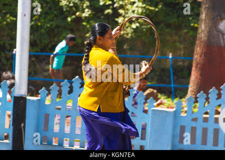 Ooty, Tamil Nadu, Indien, 20. März 2015: historische Eisenbahn Signal. In der Bahn Signalisierung, einen Token Ring ist ein physisches Objekt, ein Lokführer erforderlich ist oder sehen, bevor sie auf einem bestimmten Abschnitt auf einer Spur. Stockfoto