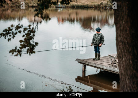 Little boy Angeln mit Rute Stockfoto