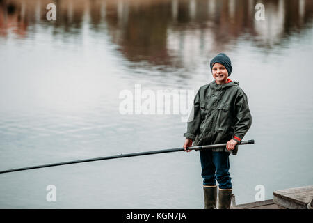 Little boy Angeln am See Stockfoto