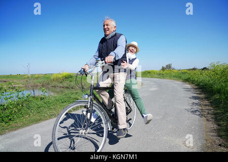 Senior paar Spaß reiten auf dem gleichen Fahrrad Stockfoto