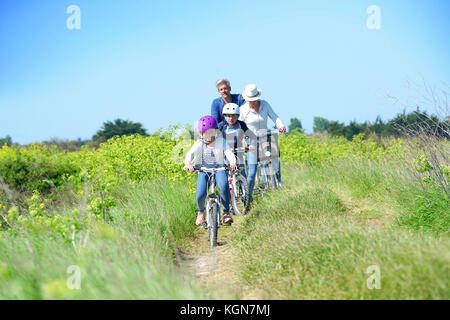 Happy Family Fahrrad am Wochenende in der Landschaft Stockfoto