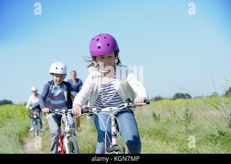 Happy Family Fahrrad am Wochenende in der Landschaft Stockfoto