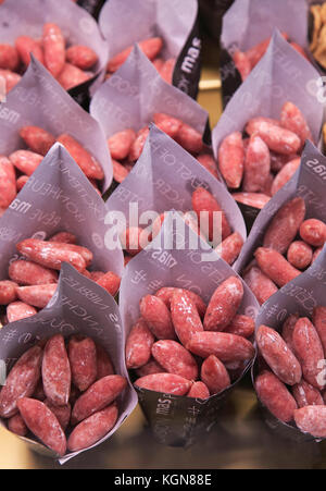 Kleine Würstchen zum Verkauf verpackt, Mercado Markt San Miguel, das Stadtzentrum von Madrid, Spanien Stockfoto