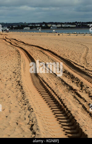 Caterpillar Spuren im Sand, von Erdbewegungsmaschinen erstellt Zugriff auf den Strand für die Wartung. Auf der Suche nach Exmouth. Stockfoto