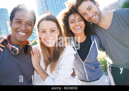 Gruppe von Freunden Spaß im Park bereit, Jog Stockfoto