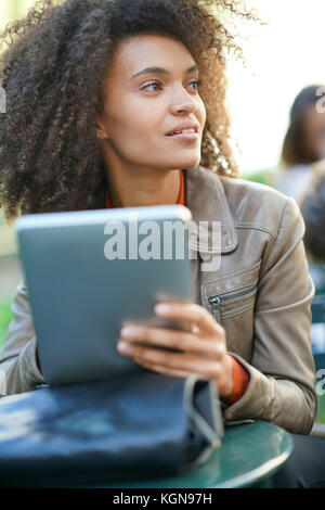 Geschäftsfrau im Park sitzen, arbeiten an digitalen Tablet Stockfoto