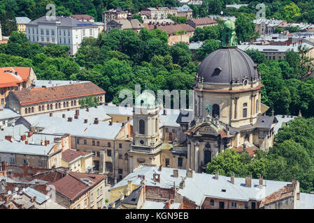 Corpus Christi Dominikanerkirche und Kloster vom Turm des Rathauses auf der Altstadt von Lviv Stadt, Ukraine gesehen Stockfoto