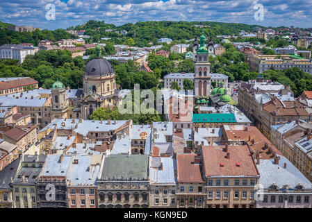 Luftaufnahme vom Turm des Rathauses mit Corpus Christi Dominikanerkirche (links) und Dormition Kirche auch als Walachische Kirche in Lviv Stadt, Ukr bekannt Stockfoto